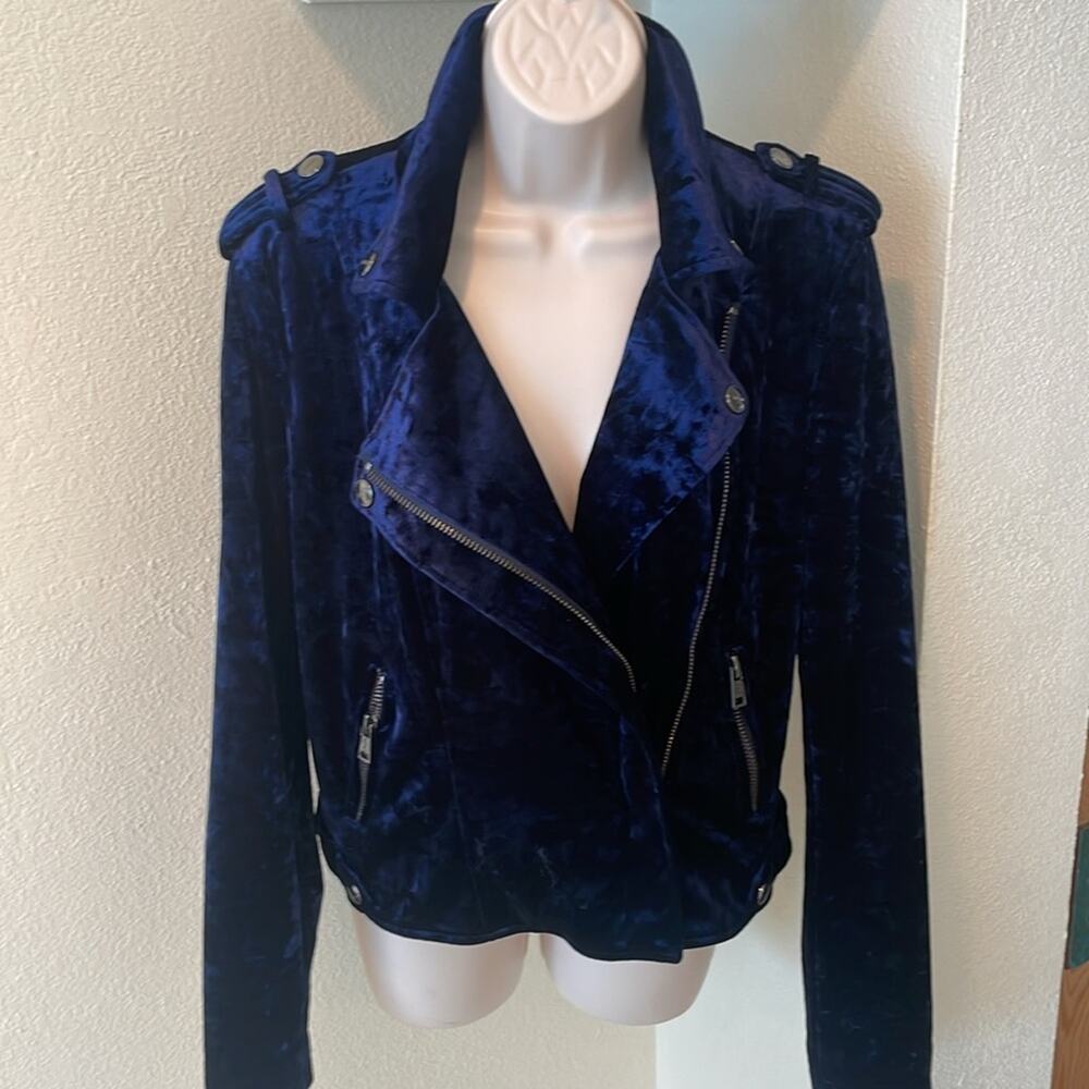 STUNNING COLOR OF VIBRANT BLUE VELVET ON THIS XOXO BIKER JACKET..SIZE LARGE
